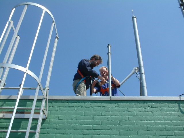 Piet PA1HPM en Alex PA3FZW - Plaatsing antenne (4).jpg